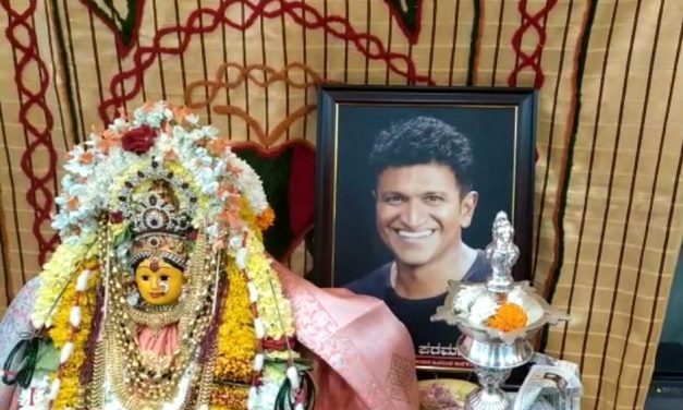 ಲಕ್ಷ್ಮೀ ದೇವರ ಮೂರ್ತಿ ಜೊತೆಗೆ ಅಪ್ಪು ಪೊಟೊ ಇಟ್ಟು ಪೂಜೆ : ಮನದಲ್ಲಿ ಉಳಿದ ಅಪ್ಪು