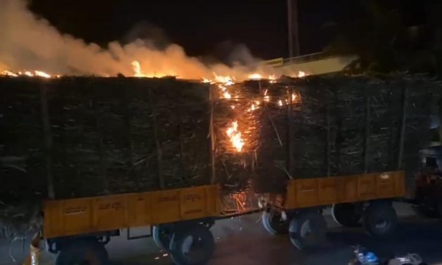 ಕಬ್ಬು ತುಂಬಿದ ಜೋಡು ಟ್ರ್ಯಾಕ್ಟರ್ ಟ್ರೇಲರ್‌ಗೆ ತಗುಲಿದ ವಿದ್ಯುತ್ ತಂತಿ – ವಿಡಿಯೋ