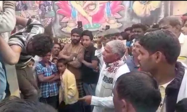 ಟ್ರಾಕ್ಟರ್ ಬ್ಯಾಟರಿ ಕಳ್ಳತನ ಮಾಡುತ್ತಿದ್ದ ಕಳ್ಳರನ್ನ ಥಳಿಸಿದ ಗ್ರಾಮಸ್ಥರು – ವಿಡಿಯೋ