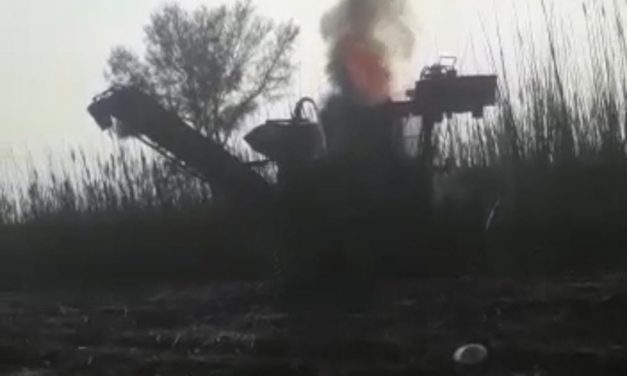 ತಾಂತ್ರಿಕ ದೋಷದಿಂದ ಹೊತ್ತಿ ಉರಿದ ಕಬ್ಬು ಕಟಾವು ಮಾಡುವ ಯಂತ್ರ – ವಿಡಿಯೋ