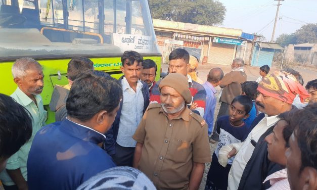 ಬಸ್ ಕಂಡೆಕ್ಟರ್‌ನಿಂದ ವಿದ್ಯಾರ್ಥಿ ಮೇಲೆ ಹಲ್ಲೆ – ವಿಡಿಯೋ