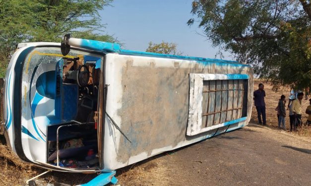 ಶಾಲಾಮಕ್ಕಳು ಪ್ರವಾಸಕ್ಕೆ ಹೊರಟಿದ್ದ ಟೆಂಪೊ ಟ್ರಾವೆಲ್ಸ್ ಪಲ್ಟಿ : ಓರ್ವ ಕ್ಲೀನರ್ ಸಾವು, 15ಕ್ಕೂ ಹೆಚ್ಚು ವಿದ್ಯಾರ್ಥಿಗಳಿಗೆ ಗಾಯ