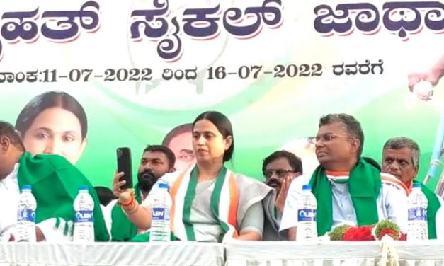 ಕೆಪಿಸಿಸಿ ಕಾರ್ಯಾಧ್ಯಕ್ಷ ಸತೀಶ್ ಜಾರಕಿಹೊಳಿ ಜೊತೆ ಲಕ್ಷ್ಮೀ ಹೆಬ್ಬಾಳ್ಕರ್ ಸೆಲ್ಫಿ