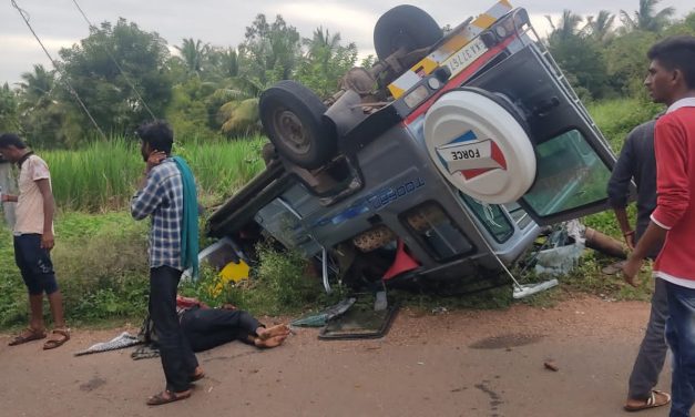 ಕ್ರೂಸರ್ ವಾಹನದ ಚಾಲಕನ ಅಚಾತುರ್ಯ : ಚಾಲಕ ಸೇರಿದಂತೆ ಮೂವರಿಗೆ ಗಂಭೀರ ಗಾಯ