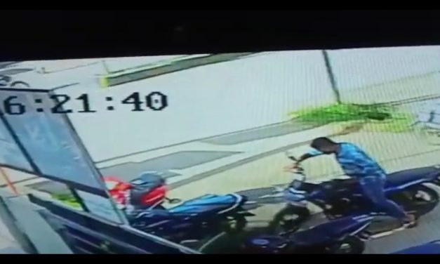 ರಸ್ತೆ ಪಕ್ಕದಲ್ಲಿ ನಿಲ್ಲಿಸಿದ್ದ ಬೈಕ್ ಕ್ಷಣಾರ್ಧದಲ್ಲಿ ‌ಕದ್ದು ಪರಾರಿ – ವಿಡಿಯೋ