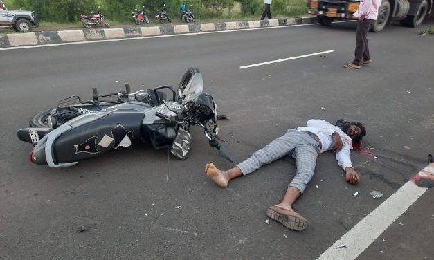 ಬೈಕ್ ಹಾಗೂ ಟ್ರಕ್ ಮುಖಾಮುಕಿ ಡಿಕ್ಕಿ : ಬೈಕ್‌ ಸಾವಾರರಿಬ್ಬರೂ ಸ್ಥಳದಲ್ಲೇ ಸಾವು