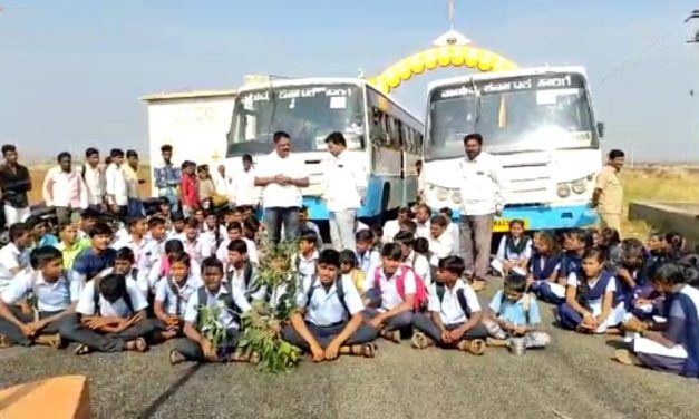 ಅಥಣಿ-ಕೊಟ್ಟಲಗಿ ರಾಜ್ಯ ಹೆದ್ದಾರಿ ತಡೆದು ಪ್ರತಿಭಟಿಸಿದ ವಿದ್ಯಾರ್ಥಿಗಳು