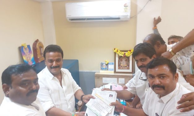 ಕಾಂಗ್ರೆಸ್ ಪಕ್ಷದ ಅಭ್ಯರ್ಥಿ ಆಕಾಂಕ್ಷಿಯಾಗಿ ಅರ್ಜಿ ಸಲ್ಲಿಸಿದ ಧರೇಪ್ಪ ಠಕ್ಕಣ್ಣವರ