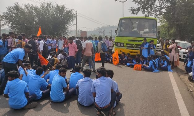 ಸೂಕ್ತ ಬಸ್ ವ್ಯವಸ್ಥೆ ಇಲ್ಲದ್ದಕ್ಕೆ ರಸ್ತೆ ತಡೆದು ಪ್ರತಿಭಟಿಸಿದ ವಿದ್ಯಾರ್ಥಿಗಳು