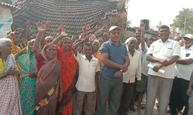 ವಿಡಿಯೋ : ತಹಶೀಲ್ದಾರ ಕಚೇರಿ ಮುಂದೆ ನೆರೆ ಸಂತ್ರಸ್ಥರಿಂದ ಉಪವಾಸ ಸತ್ಯಾಗ್ರಹ – ಸರ್ಕಾರಕ್ಕೆ ಎಚ್ಚರಿಕೆ