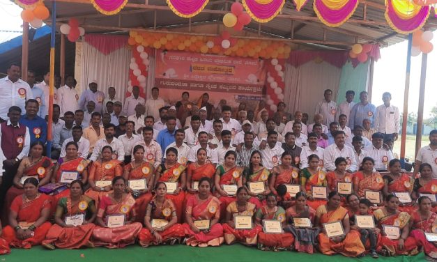 ಗುರುಗಳಿಗೆ ಒಂದನೇ ಸಲ್ಲಿಸಿದ 1999-2000 ನೇ ಸಾಲಿನ ಎಸ್ಎಸ್ಎಲ್‌ಸಿ ವಿದ್ಯಾರ್ಥಿಗಳು