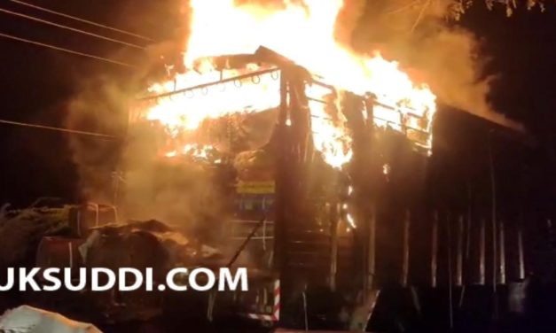 ಲಾರಿಗೆ ಬೆಂಕಿ ಅಪಾರ ಪ್ರಮಾಣದ ದಿನಸಿ ಆಮಗ್ರಿ ಹಾನಿ – ವಿಡಿಯೋ