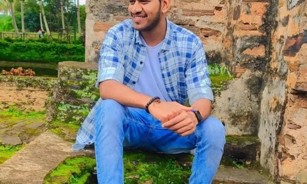 ಮೈಮೇಲಿನ ಎಲ್ಲ ಬಟ್ಟೆ ಬಿಚ್ಚಿ ಬೆತ್ತಲೆ ಸ್ಥಿತಿಯಲ್ಲಿ ನೇಣಿಗೆ ಶರಣಾಗಿರೋ ವಿದ್ಯಾರ್ಥಿ