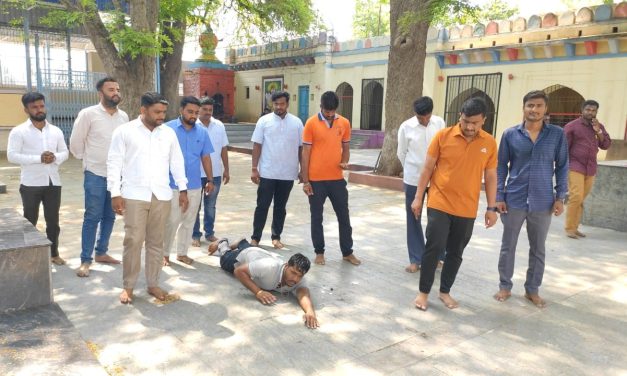 ಲಕ್ಷ್ಮಣ ಸವದಿ ಗೆಲುವಿಗೆ‌ ದಿಡದಂಡ ನಮಸ್ಕಾರ, ಕೈಯಲ್ಲಿ ಕರ್ಪೂರ ಹಿಡಿದು ಆರತಿ ಮಾಡಿದ ಅಭಿಮಾನಿ ಪ್ರಶಾಂತ ಮಾಳಿ