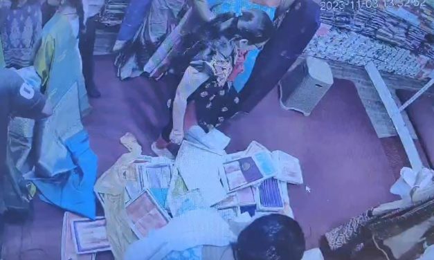 ವಿಡಿಯೋ : ಬೆಳಗಾವಿಯಲ್ಲಿ ಗ್ರಾಹಕರ ಸೋಗಿನಲ್ಲಿ ಬಂದು ಲಕ್ಷಾಂತರ ಮೌಲ್ಯದ ಸೀರೆ ಕಳ್ಳತನ