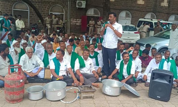 ಕಬ್ಬಿನ ಬಿಲ್ ಬಾಕಿ ಡಿಸಿ ಕಚೇರಿ ಎದುರೇ ಅಡುಗೆ, ಊಟ