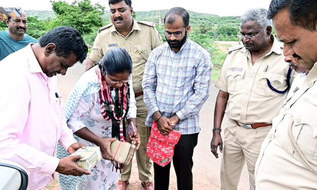 ದಾಖಲೆ ಇಲ್ಲದೆ ಗ್ರಾಮ ಲೆಕ್ಕಾಧಿಕಾರಿ ಕೋಟ್ಯಾಂತರ ಹಣ ಸಾಗಾಣಿಕೆ