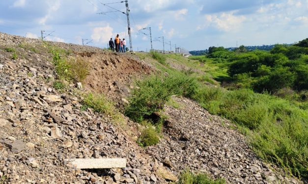 ಕರ್ನಾಟಕ-ಮಹಾರಾಷ್ಟ್ರ ಸಂಪರ್ಕಿಸುವ ರೈಲು ಹಳಿ ಪಕ್ಕವೇ ಭೂಕುಸಿತ