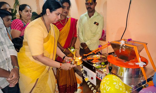 ಗೃಹಲಕ್ಷ್ಮೀ ಹಣದಿಂದ ಖಾರದ ಗಿರಣಿ ಖರೀದಿ‌ ಮಾಡಿದ ಮಹಿಳೆ