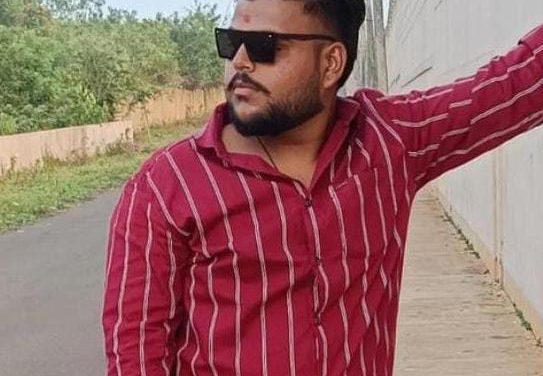 ಚಲಿಸುತ್ತಿದ್ದ ಕಾರಿನ ಮೇಲೆ ಕಬ್ಬು ತುಂಬಿದ ಟ್ರಾಕ್ಟರ್ ಪಲ್ಟಿ, ಯುವಕ ಸ್ಥಳದಲ್ಲೇ ಸಾವು