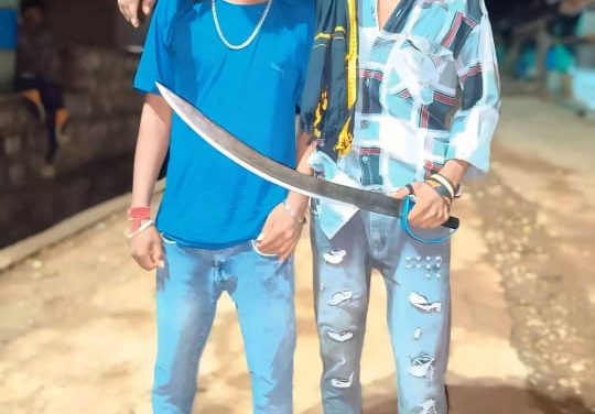 ಯುವಕರು ರಸ್ತೆ ಮಧ್ಯದಲ್ಲಿ ಲಾಂಗ್ ಹಿಡಿದು ಅಟ್ಟಹಾಸ