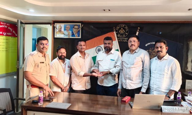 ವಾರಸುದಾರರಿಗೆ 2 ಲಕ್ಷ ರೂ. ಬೆಲೆ ಬಾಳುವ ಬಂಗಾರ ಆಭರಣ ಮರಳಿಸಿದ ಅಥಣಿ ಪೊಲೀಸ