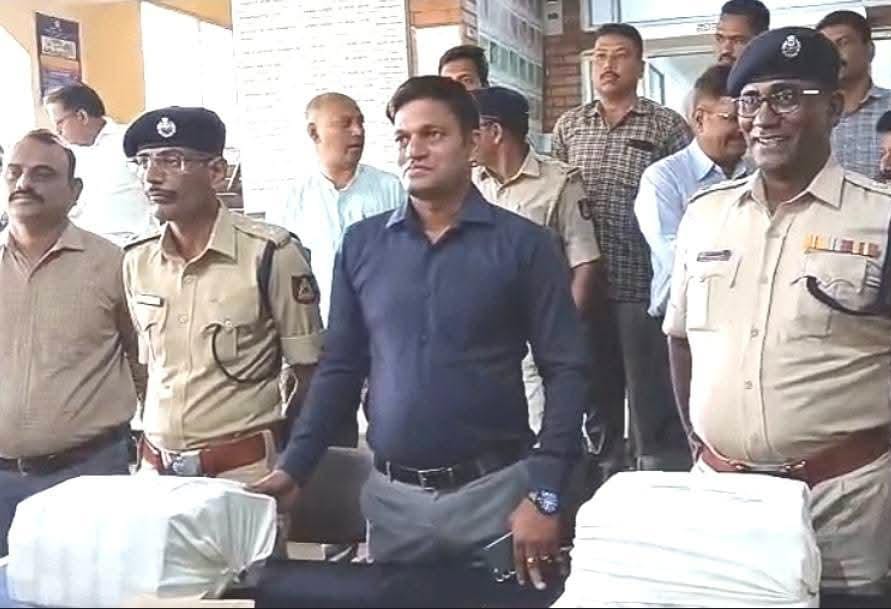 ಕಡಿಮೆ ಬಡ್ಡಿ ದರದಲ್ಲಿ ಸಾಲ ಕೊಡುವುದಾಗಿ ನಕಲಿ ನೋಟುಗಳನ್ನು ಕೊಟ್ಟ ಕಿರಾತಕನ ಬಂಧನ
