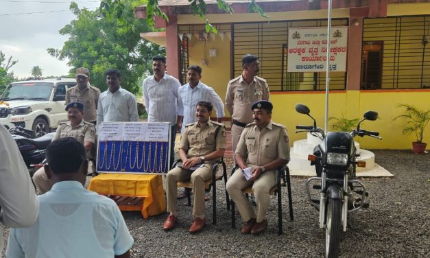 ಮಹಿಳೆಯನ್ನು ವಂಚಿಸಿದ ಕಳ್ಳರನ್ನು ಹೇಡೆಮುರಿ ಕಟ್ಟಿದ ಹಾರೂಗೇರಿ ಪೊಲೀಸರು