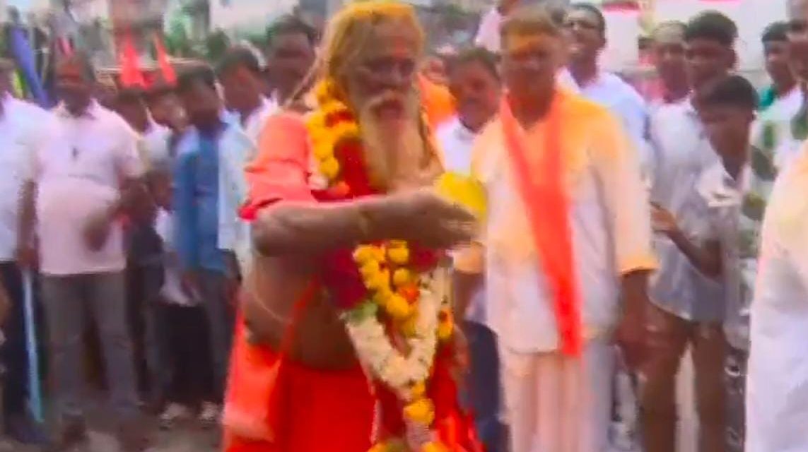 Vidio -:ದೇವಿ ಜಾತ್ರೆಯಲ್ಲಿ ತಲೆಗೆ ತೆಂಗಿನಕಾಯಿ ಒಡೆದುಕೊಂಡ ಪೂಜಾರಿ