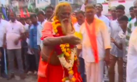 Vidio -:ದೇವಿ ಜಾತ್ರೆಯಲ್ಲಿ ತಲೆಗೆ ತೆಂಗಿನಕಾಯಿ ಒಡೆದುಕೊಂಡ ಪೂಜಾರಿ