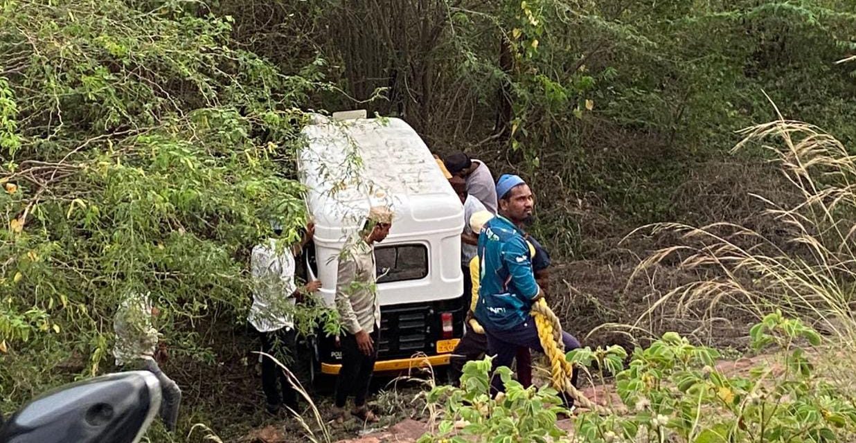 ಆಯತಪ್ಪಿ ಕಂದಕಕ್ಕೆ ಉರುಳಿದ ಆಟೋ ರಿಕ್ಷಾ ಚಾಲಕ ಜಸ್ಟ್ ಮಿಸ್