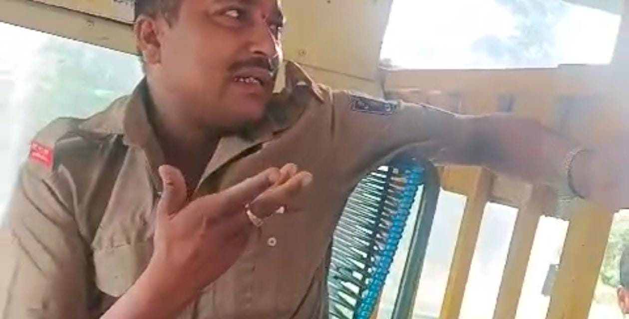 VIDIO – ಸಾರಿಗೆ ಬಸ್ ಚಾಲಕನ ಮೇಲೆ ಪೊಲೀಸ್ ಕಾನ್ಸ್‌ಟೇಬಲ್ ಗುಂಡಾಗಿರಿ ಓವರ್ ಟೇಕ್ ಮಾಡಿದ್ದೀಯಾ ಎಂದು ಚಪ್ಪಲಿಯಿಂದ ಹಲ್ಲೆ