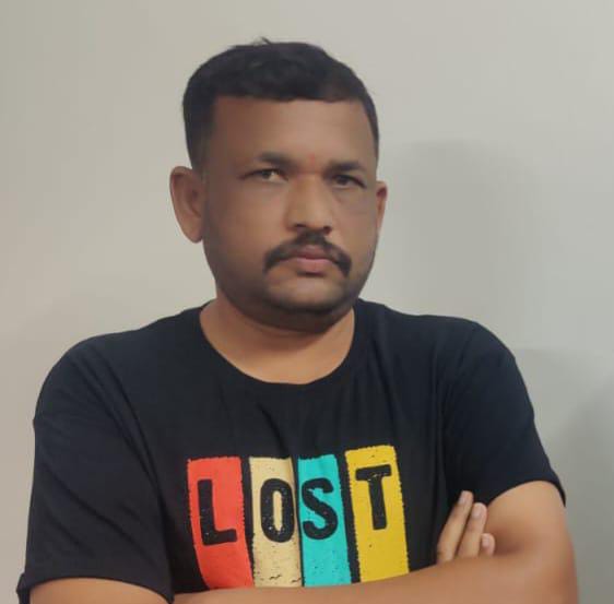 ಪಾಠ ಹೇಳಿಕೊಟ್ಟ ವಿಧ್ಯಾರ್ಥಿನಿ ಜೊತೆಗೆ ಶಿಕ್ಷಕ ಎಸ್ಕೇಪ