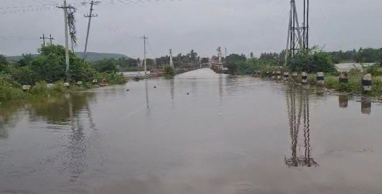 ಗೋಕಾಕ ತಾಲೂಕಿನ ಲೋಳಸೂರ್ ಸೇತುವೆ ಸಂಪೂರ್ಣ ಜಲಾವೃತ ಜತ್ತ ಜಾಂಬೋಟಿ ರಾಜ್ಯ ಹೆದ್ದಾರಿ ಸಂಪರ್ಕ ಕಡಿತ