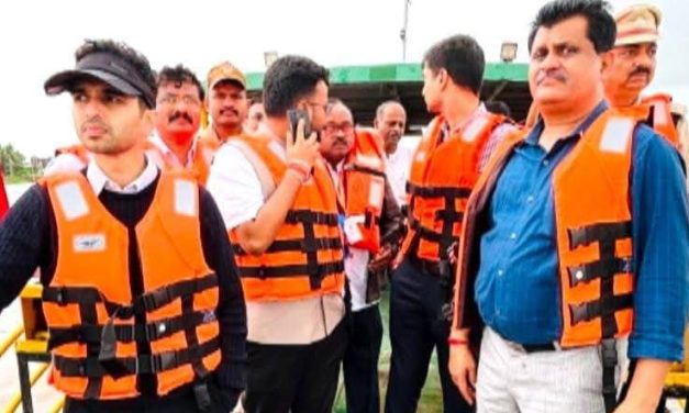 ಬೋಟ ಮೂಲಕ ಪ್ರವಾಹ ಪರಿಸ್ಥಿತಿ ಅವಲೋಕಿಸಿದ ‌ಜಿಲ್ಲಾಧಿಕಾರಿ ಮೊಹಮ್ಮದ್ ರೋಷನ್