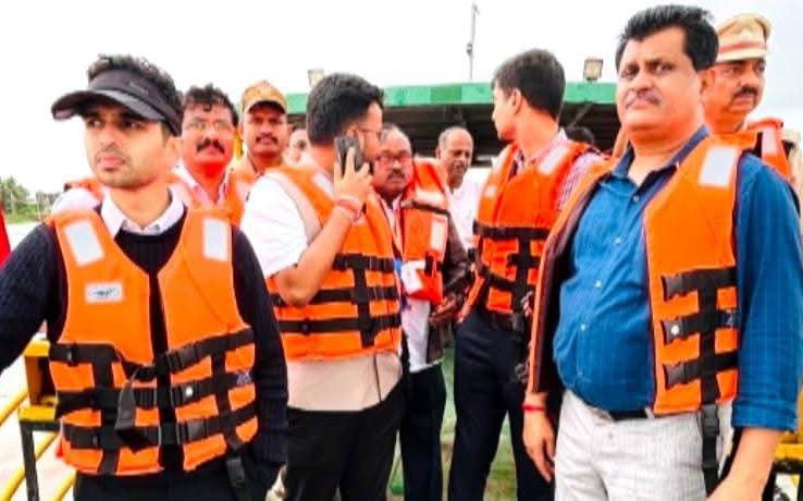 ಬೋಟ ಮೂಲಕ ಪ್ರವಾಹ ಪರಿಸ್ಥಿತಿ ಅವಲೋಕಿಸಿದ ‌ಜಿಲ್ಲಾಧಿಕಾರಿ ಮೊಹಮ್ಮದ್ ರೋಷನ್