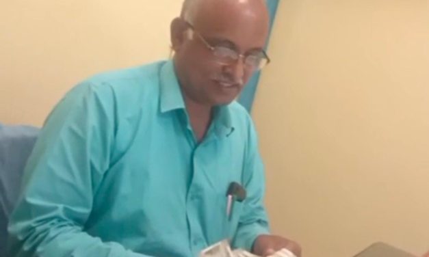 ಉಗಾರ ಖುರ್ದ ಹೆಸ್ಕಾಂ ಕಚೇರಿಯಲ್ಲಿ ಲಂಚಾವತಾರ – ಹಣ ಪಡೆಯುತ್ತಿದ್ದ ಅಧಿಕಾರಿ ಸಸ್ಪೆಂಡ್