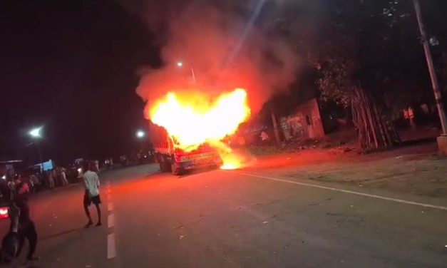 ಗೋಮಾಂಸ ಸಾಗಾಟ ಮಾಡುತ್ತಿದ್ದ ಲಾರಿಗೆ ಐನಾಪೂರ ಗ್ರಾಮಸ್ಥರಿಂದ ಬೆಂಕಿ