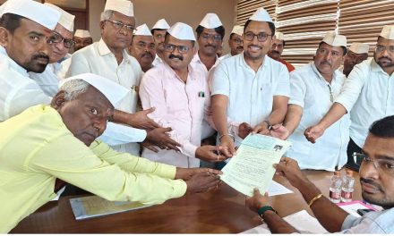 ಡಿಸಿಸಿ ಬ್ಯಾಂಕ್ ನಿರ್ದೇಶಕ ಸ್ಥಾನಕ್ಕೆ ಚುನಾವಣೆ ನಾಮಪತ್ರ ಸಲ್ಲಿಸಿದ ಮಾಜಿ ಸಚಿವ ಶ್ರೀಮಂತ ಪಾಟೀಲ ಹಿರಿಯ ಸುಪುತ್ರ ಶ್ರೀನಿವಾಸ ಪಾಟೀಲ