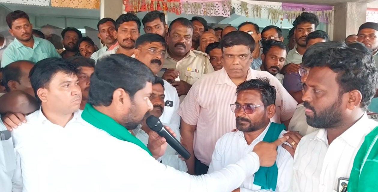 VIDIO – ಸರ್ಕಾರ ಆದೇಶ ಗಾಳಿಗೆ ತೂರಿದ ಸಕ್ಕರೆ ಕಾರ್ಖಾನೆ – ಅನ್ನದಾತರ ಆಕ್ರೋಶಕ್ಕೆ ಮಣಿದ ಉಗಾರ ಸಕ್ಕರೆ ಕಾರ್ಖಾನೆ