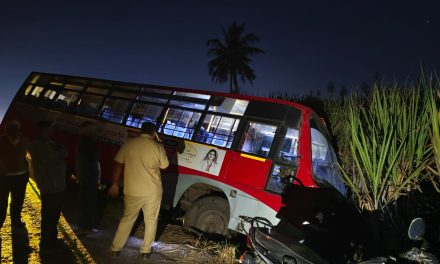 ಟೇರಿಂಗ್ ಕಟ್ ಆಗಿ ಕಬ್ಬಿನ ಗದ್ದೆಗೆ ನುಗ್ಗಿದ ಬಸ್ – ಪ್ರಾಣಾಪಾಯದಿಂದ ಪ್ರಯಾಣಿಕರು ಪಾರು