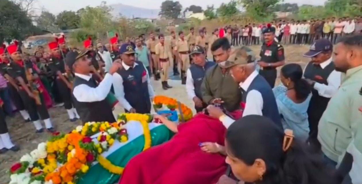 ಓ ದೇವರೆ – ಕಣ್ಣು ಬಿಡದ ಹೆಣ್ಣು ಮಗಳ ಜೊತೆ ಪತ್ನಿ ಗಂಡನ ಅಂತಿಮ‌ ಸಂಸ್ಕಾರಕ್ಕೆ ಬಂದಳು