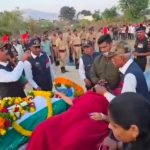 ಓ ದೇವರೆ – ಕಣ್ಣು ಬಿಡದ ಹೆಣ್ಣು ಮಗಳ ಜೊತೆ ಪತ್ನಿ ಗಂಡನ ಅಂತಿಮ‌ ಸಂಸ್ಕಾರಕ್ಕೆ ಬಂದಳು