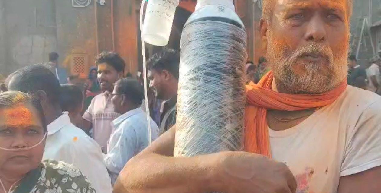 ವಿಡಿಯೋ ವೈರಲ್ – ಆಕ್ಸಿಜನ್ ಸಿಲಿಂಡರ್ ಸಹಿತ ಪತ್ನಿಗೆ ಶ್ರೀ ಮಾಯಕ್ಕಾ ದೇವಿಯ ದರ್ಶನ ಮಾಡಿಸಿದ ಪತಿ