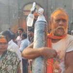 ವಿಡಿಯೋ ವೈರಲ್ – ಆಕ್ಸಿಜನ್ ಸಿಲಿಂಡರ್ ಸಹಿತ ಪತ್ನಿಗೆ ಶ್ರೀ ಮಾಯಕ್ಕಾ ದೇವಿಯ ದರ್ಶನ ಮಾಡಿಸಿದ ಪತಿ