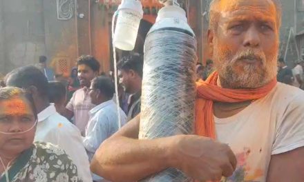 ವಿಡಿಯೋ ವೈರಲ್ – ಆಕ್ಸಿಜನ್ ಸಿಲಿಂಡರ್ ಸಹಿತ ಪತ್ನಿಗೆ ಶ್ರೀ ಮಾಯಕ್ಕಾ ದೇವಿಯ ದರ್ಶನ ಮಾಡಿಸಿದ ಪತಿ