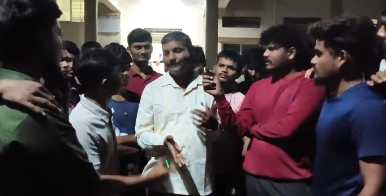 ವಿಡಿಯೋ – ಕಲುಷಿತ ಆಹಾರ ಸೇವನೆ ಆರೋಪ 30 ವಿದ್ಯಾರ್ಥಿಗಳು ಅಸ್ವಸ್ಥ. ಬೆಳಗಾವಿ ತಾಲೂಕಿನ ಮಚ್ಛೆ ಹಾಸ್ಟೆಲ್‌ನಲ್ಲಿ ವಿದ್ಯಾರ್ಥಿಗಳ ಪ್ರತಿಭಟನೆ