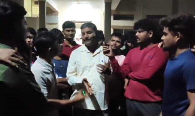 ವಿಡಿಯೋ – ಕಲುಷಿತ ಆಹಾರ ಸೇವನೆ ಆರೋಪ 30 ವಿದ್ಯಾರ್ಥಿಗಳು ಅಸ್ವಸ್ಥ. ಬೆಳಗಾವಿ ತಾಲೂಕಿನ ಮಚ್ಛೆ ಹಾಸ್ಟೆಲ್‌ನಲ್ಲಿ ವಿದ್ಯಾರ್ಥಿಗಳ ಪ್ರತಿಭಟನೆ